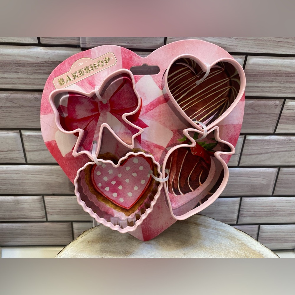 The Bakeshop ❤️4 Cookie Cutters Bow, Heart, strawberry DIY NWT